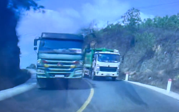 Từ clip trên MXH, tài xế xe rác vượt ẩu trên QL217 qua Thanh Hóa bị phạt 5,5 triệu đồng 