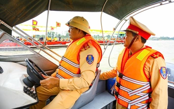 Hà Nội: Cảnh sát đường thủy bảo đảm giao thông phục vụ lễ hội trên sông Hồng