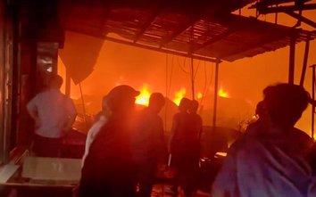 Cháy lớn thiêu rụi nhiều căn nhà ven sông của 8 hộ dân ở Cà Mau