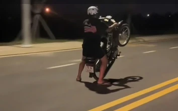 Biểu diễn xe máy một bánh, nhóm thiếu niên 14–16 tuổi bị "về đồn"