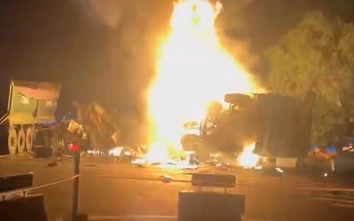 Bản tin TNGT 25/3: Hai ô tô cháy ngùn ngụt sau va chạm giao thông tại TP.HCM