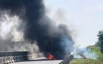 Xe đầu kéo bốc cháy dữ dội trên cao tốc Trung Lương - Mỹ Thuận