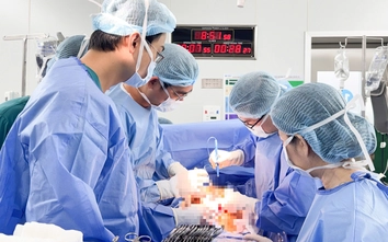 Bóc tách khối u xơ tử cung gần 12kg cho bệnh nhân 25 tuổi