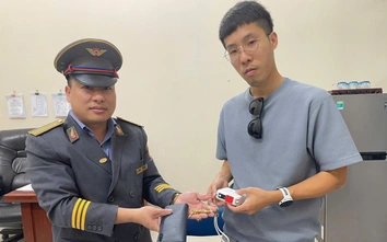 Khách nước ngoài vui mừng được tổ tàu trao trả tài sản giá trị bỏ quên