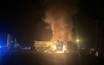 TP.HCM: Hai ô tô va chạm cùng chiều, bốc cháy dữ dội