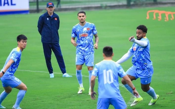 HLV Kim Sang-sik tiết lộ cách sử dụng Xuân Son và Hoàng Hên ở tuyển Việt Nam