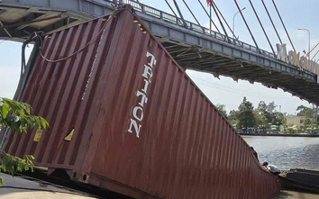 Tài công sà lan làm rơi thùng container xuống kênh Chợ Gạo bị phạt 6 triệu đồng