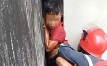 TP.HCM: Cảnh sát dùng dầu ăn cứu cháu nhỏ mắc kẹt giữa hai vách tường