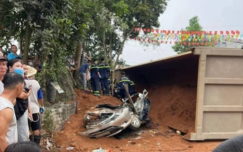 Xe tải đè xe con ở Phú Thọ, hai người tử vong