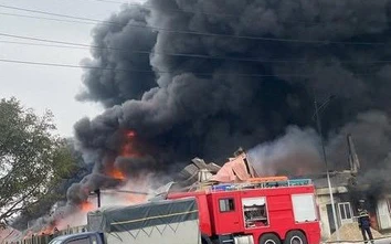 Nhà xưởng ở Hưng Yên cháy dữ dội, khói đen dày đặc bốc cao