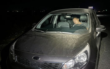 Tài xế dừng xe ngủ trên cao tốc ban đêm, không bật tín hiệu cảnh báo