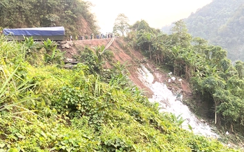 Ô tô đầu kéo rơi xuống vực sau va chạm ở Quảng Trị