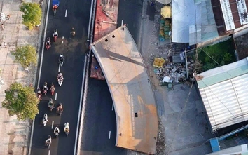 Va chạm trên cầu Kênh Tẻ, tấm thép hơn 10 tấn rơi xuống đường, một tài xế tử vong