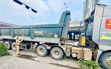 CSGT phạt tài xế xe đầu kéo làm bẩn đường vành đai phải nộp phạt, dọn sạch bùn đất