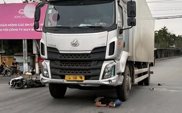 Xe máy va chạm với ô tô tải ở Ninh Bình, người đàn ông tử vong tại chỗ