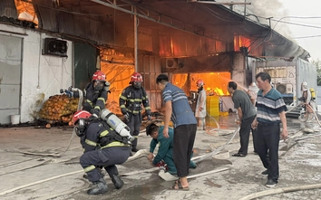 Hà Nội: Xưởng sản xuất bánh kẹo cháy ngùn ngụt, gần 100 người chữa cháy