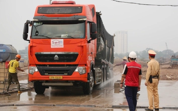 CSGT Hà Nội vào công trường kiểm tra hơn 100 xe tải, ngăn rơi vãi bùn đất
