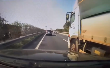 Ô tô tải vượt ẩu, tạt đầu, ép xe khác suýt đâm dải phân cách trên cao tốc