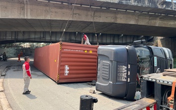 Xe container lật nhào dưới gầm cầu Đồng Nai