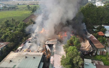 Cháy lớn kho nệm gần 1.000m² sát khu dân cư bên sông Đồng Nai