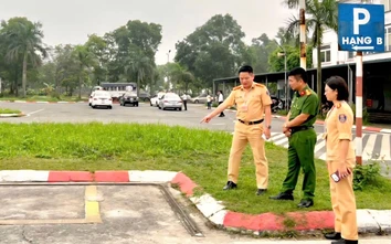 Phó giám đốc công an tỉnh kiểm tra chất lượng sát hạch lái xe tại Ninh Bình