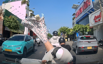 Không giữ khoảng cách an toàn, ô tô va chạm xe máy