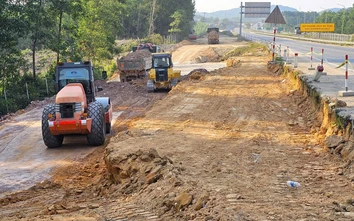 Gỡ vướng mặt bằng, thi công đồng bộ nút giao cao tốc Cam Lộ - La Sơn