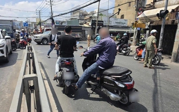 Đánh nhau giữa đường sau va chạm giao thông, 2 người ở TP.HCM bị khởi tố