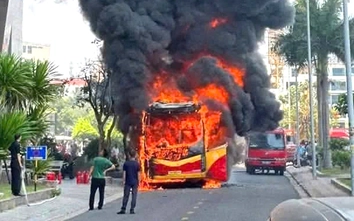 Lửa bao trùm xe giường nằm đỗ bên đường trung tâm ở Nha Trang