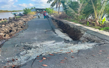 Cà Mau: Sụt lún mặt đường nghiêm trọng trong đêm gây chia cắt giao thông