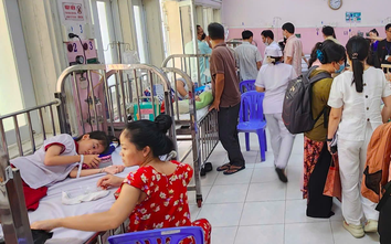 Số học sinh nghi ngộ độc ở TP.HCM nhập viện tăng, khử khuẩn toàn bộ lớp học