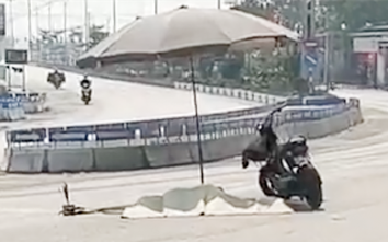 Nghệ An: Xe tang lễ va chạm xe máy điện chở hai bà cháu, người phụ nữ tử vong thương tâm