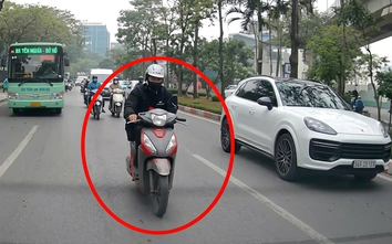 Mải xem điện thoại, cô gái đâm vào đuôi ô tô