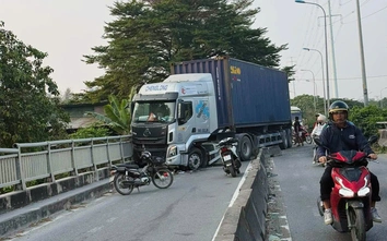 TP.HCM: Xe container va chạm ô tô, đường Võ Chí Công ùn tắc kéo dài