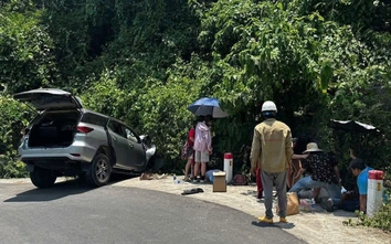 Ô tô con lao xuống mương thoát nước bên đường, một người tử vong