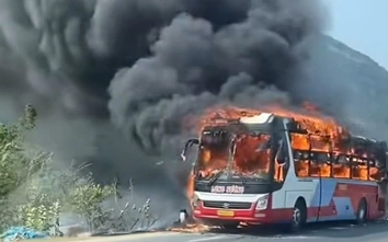Lửa bao trùm xe khách đang chạy trên quốc lộ 1