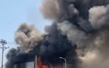 Hà Tĩnh: Cháy lớn thiêu rụi tòa nhà 3 tầng trưng bày đồ gỗ nội thất