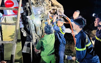 Tuyên Quang: Giải cứu tài xế mắc kẹt trong xe rơi xuống vực sâu