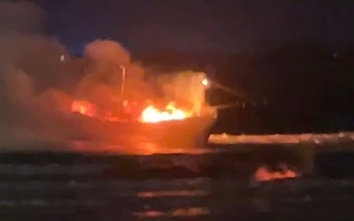 Tàu cá của ngư dân Quảng Ngãi bất ngờ bốc cháy khi đang neo đậu