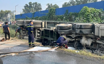 Xe ben chở đá lật đè ô tô 4 chỗ, nữ tài xế tử vong thương tâm