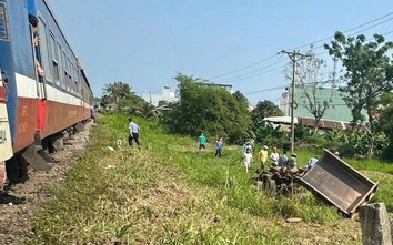 Bản tin TNGT 13/4: Xe công nông va chạm tàu SE9 ở Đắk Lắk, một cháu bé tử vong