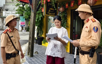 Hà Nội: Cảnh sát vận động 60 chủ quán cà phê cam kết không lấn đường tàu