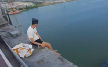 Vĩnh Long: Kịp thời ngăn chặm nam thanh niên ngồi ngoài lan can cầu Cần Thơ định tự tử