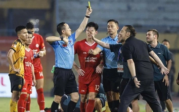 HLV Popov nói gì khi bị phạt nặng vì phản ứng với trọng tài?