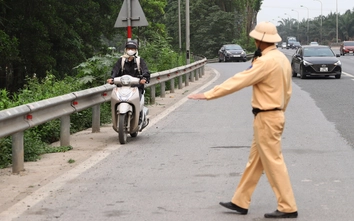 CSGT Hà Nội xử phạt loạt xe máy bất chấp nguy hiểm đi vào đại lộ Thăng Long
