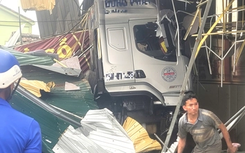 Nghi nổ lốp trước, xe container lao vào nhà dân ở Nghệ An