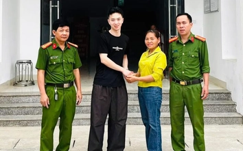 Tuyên Quang: Thanh niên xúc động khi nhận lại số tiền gần 500 triệu đồng chuyển khoản nhầm