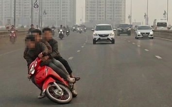Xe máy chở ba người lạng lách ở làn ô tô, ngã trên cầu Nhật Tân