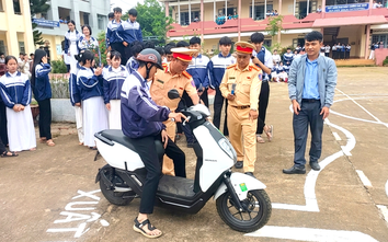 CSGT Lâm Đồng đưa sa hình vào trường học, nâng cao kỹ năng lái xe an toàn cho học sinh
