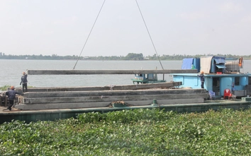 Đồng Tháp: Gấp rút thi công, gia cố bờ kè sông Tiền trước mùa mưa lũ